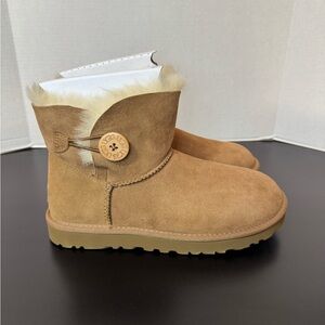 Women’s UGG mini Bailey button ll boot